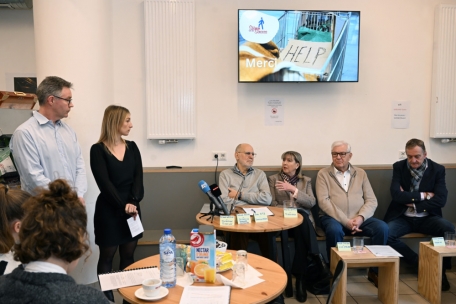 „Directeur administratif et financier“ Arnaud Watelet (stehend l.) und Präsident Marcel Detaille (sitzend l.) berichteten von einer Explosion an Anfragen auf Unterstützung