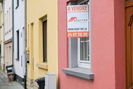 Zurzeit sind Verkaufsschilder immer öfter an Gebäuden in Luxemburg zu sehen