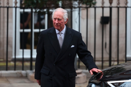 König Charles III. am 29. Januar als er ein Krankenhaus in London verlässt