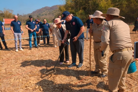 Xavier Bettel darf mit der laotischen Ministerin für Arbeit und soziale Wohlfahrt das Equipment des Räumungsdienstes ausprobieren