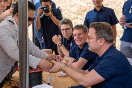 Unter den wachsamen Augen der Chamber-Vertreter Sven Clement und Gusty Graas darf Xavier Bettel den Zünder betätigen