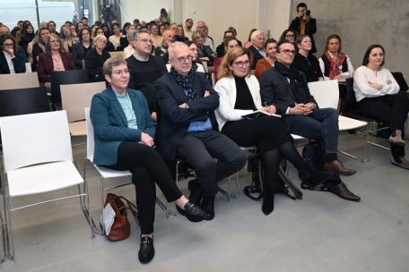 Ministerin Martine Deprez (vorne links) scheint ganz auf einer Linie mit der Analyse des Experten