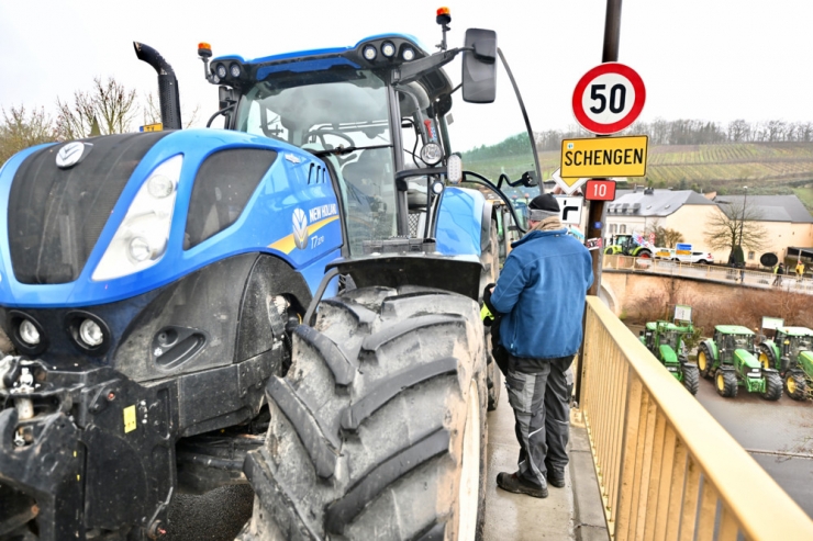 Bauernproteste / 120 Traktoren blockieren Brücke in Schengen – Luxemburgs Regierung stellt Gespräche in Aussicht