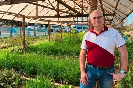 Robert Kohll vor dem Gemeinschaftsgarten in Nayang
