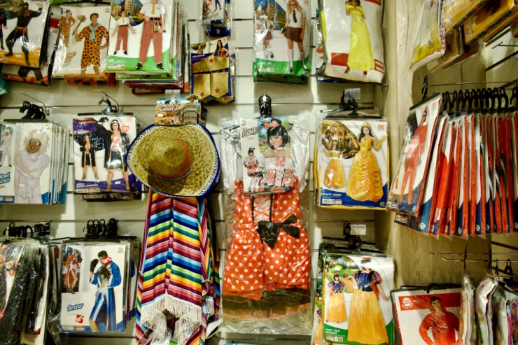 Karneval / Masken, Märchen und Manga: Ein Streifzug durch die Partyshops von Hollerich und Foetz