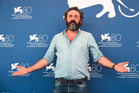 Kino / Von Gummireifen, Lederjacken und übergroßen Fliegen: Die absurd-surrealistischen Welten des Quentin Dupieux