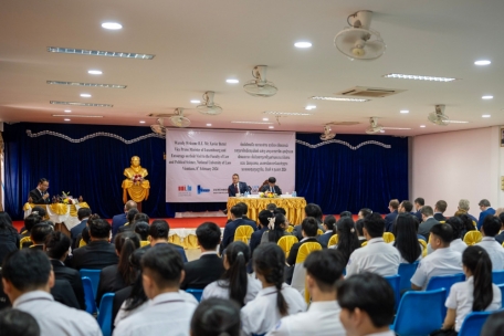 In einem prall gefüllten Saal lauschen die Studenten andächtig den Worten der Redner – niemand hat sich eine Simultanübersetzung zur Hand genommen