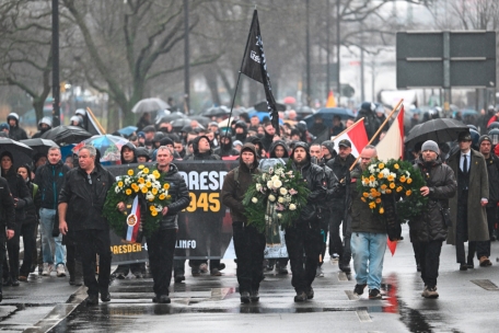 Teilnehmer eines Aufmarschs von Rechtsextremen am vergangenen Sonntag anlässlich des 79. Jahrestages der Zerstörung Dresdens im Zweiten Weltkrieg am 13. Februar 1945