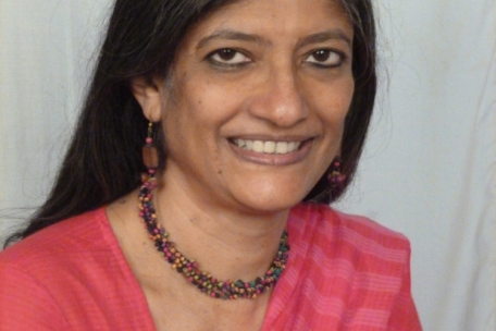 Jayati Ghosh ist Professorin für Wirtschaftswissenschaften an der University of Massachusetts in Amherst, Mitglied der „Transformational Economics Commission“ des „Club of Rome“ und Ko-Vorsitzende der unabhängigen Kommission für die Reform der internationalen Unternehmensbesteuerung