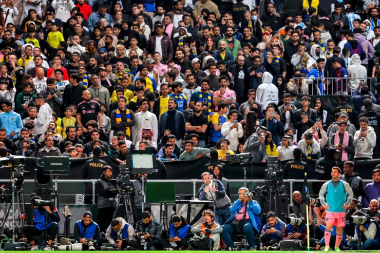 Theologie / Fußball ist (k)eine Religion – Glaube, Kult und Götter des runden Leders