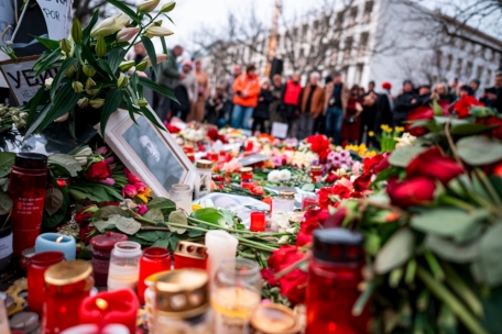 In Berlin-Mitte versammeln sich Menschen vor der russischen Botschaft, um zu trauern – und zu demonstrieren