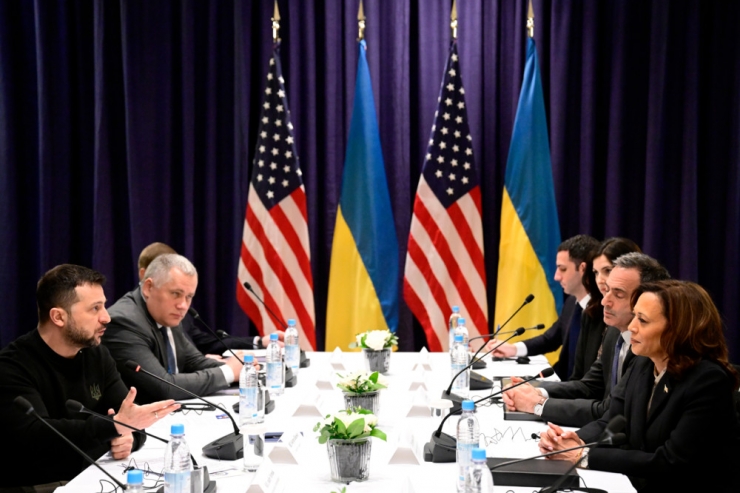 Münchner Sicherheitskonferenz / Selenskyj lädt Trump an die Front, Scholz zögert bei „Taurus“