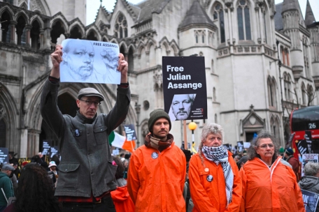 Solidaritätsbekundung / „Julian Assange hat die Wahrheit gesagt“