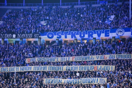 Editorial / Wem gehört der Fußball?