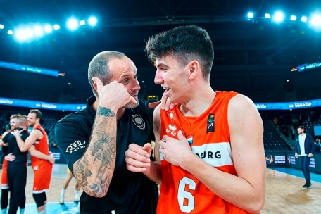 Assistant-Coach Denis Toroman gratuliert „Man of the Match“ Max Logelin