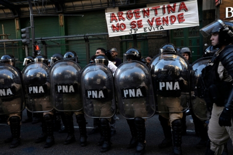 „Argentinien steht nicht zum Verkauf“: Bereitschaftspolizisten stehen Wache, während Menschen vor dem Kongresspalast von Buenos Aires demonstrieren 