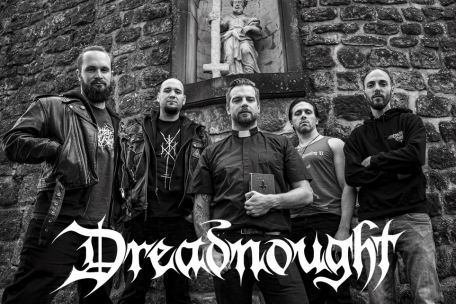 Dreadnought , c&rsquo;est la combinaison des m&eacute;lodies et de la vitesse du black metal avec les &eacute;l&eacute;ments les plus dynamiques du thrash metal; comme l&rsquo;explique Eiko (deuxi&egrave;me en partant de la gauche), batteur du groupe et organisateur de la soir&eacute;e  