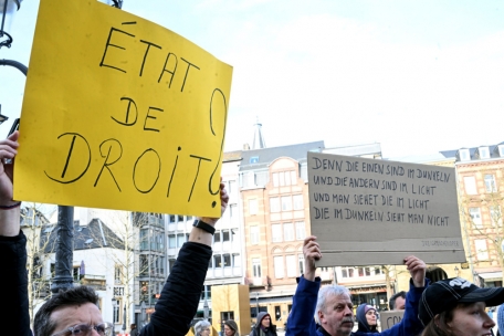 Editorial / Opfer des Menschenhandels besser schützen