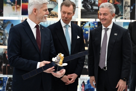 Die tschechische Delegation und Großherzog Henri (Mitte) zu Gast beim Satellitenbetreiber SES