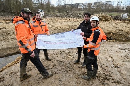 Sie kümmern sich um die Renaturierung: (v.l.) Mirko Volani, Flavio Morabito (beide Wasserwirtschaftsamt), Pol Zimmermann (Gemeinde) und Xavier Moreno (Ingenieurbüro INCA)