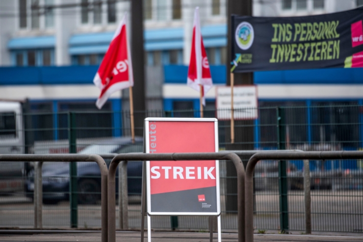 Deutschland / Doppelstreik: Zeitgleich Arbeitsniederlegung bei Bahn und Lufthansa