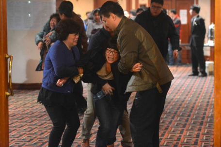 Trauernde Angehörige im März 2014: Wo genau der Flieger am Meeresgrund liegt, ist bis heute ungelöst