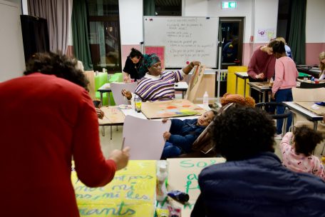 Knapp 30 Personen hatten sich im ASTI-Hauptsitz versammelt, um Plakate für die „Marche féministe“ zu gestalten