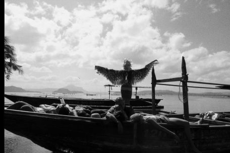 „Essential Truths of the Lake“ ist der zweite Teil einer Trilogie um einen Polizeibeamten, der sich auf die Suche nach einer seit 15 Jahren verschollenen Frau macht