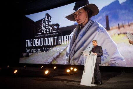 Der sprachversierte Schauspieler und Filmemacher Viggo Mortensen am Rednerpult