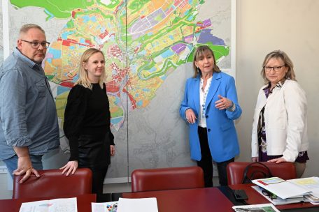 Wenn es in der Hauptstadt brenzlig wird, arbeiten sie Hand in Hand: der operationale Koordinator Jean-Claude Ralinger, die Verantwortliche für Kommunikation und Öffentlichkeitsarbeit, Astrid Augustsson, Bürgermeisterin Lydie Polfer (DP) und die Direktorin der Personalabteilung, Christiane Schaul (v.l.n.r.)