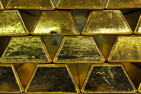 Für Gold erhält der Besitzer weder Zinsen noch Dividenden. Für die Lagerung muss er sogar zahlen. In Krisenzeiten gilt das gelbe Metall jedoch als Sicherheit.
