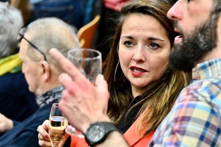 OGBL-Präsidentin Nora Back inmitten des Feiertrubels am Dienstagabend