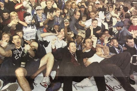 Die ersten, die in der Arena der Coque den Pokalsieg feiern durften: die Etzella Ettelbrück im Jahr 2003