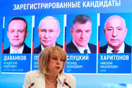 Die Chefin der russischen Wahlkommission, Ella Pamfilova, mit im Hintergrund den Porträts der vier Kandidaten: von der neuen Volkspartei Vladislav Davankov, Wladimir Putin, der Liberal-Demokrat Leonid Slutsky und der Kommunist Nikolai Kharitonov
