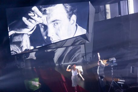 Theater / „Verehrte Reichsgletscherspalte“: TNL brilliert mit Albert Ostermaiers „Stahltier. Ein Exorzismus“