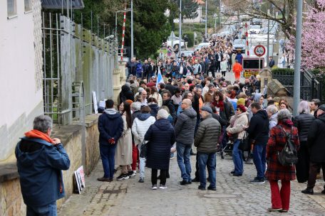 Unter dem Motto „Mittags gegen Putin“ hat sich auch hierzulande eine Menschenmenge eingefunden