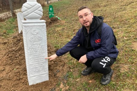 Der bosnische Flüchtlingshelfer und Verwaltungsmitarbeiter Nihad Suljic (34) vor dem Grab des Afghanen Jawed Nazari auf dem Friedhof in Caklovici: „Wir wollen den Toten ihre Würde und ihre Identität zurückgeben“