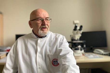 Der Pathologe Vidak Simic in Bijeljina versucht, die Identität der namenlosen Toten zu ermitteln: „Die Seele findet leichter zu Gott, wenn der Körper zu Hause ist“