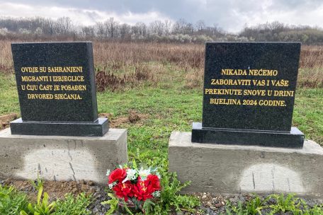 Zwei Gedenksteine für die namenlosen Ertrunkenen auf dem Flüchtlingsfriedhof in Bijeljina. Aufschrift linker Stein: „Hier sind Flüchtlinge und Migranten begraben.“ Rechter Stein: „Wir werden Euch und Eure in der Drina geplatzten Träume nie vergessen.“