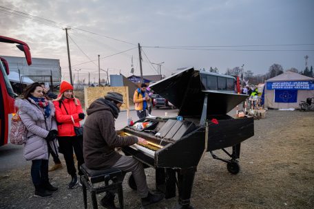 Ukraine-Krieg / Grenzerfahrungen: Die Flucht ist zum Alltag geworden