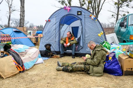 Kriegsbereit: Freiwillige in Uniform und mit Hund