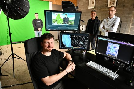 Die Tageblatt-Chefredaktion zu Besuch bei ClearSky Solutions: Vorne sitzt Criss Steichen, Geschäftspartner von Philippe Ernzer, der den Green Screen vorführt