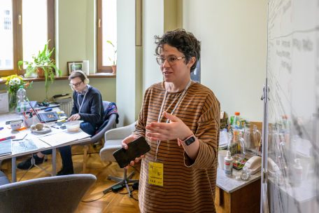 Lila koordiniert ein Team von Freiwilligen