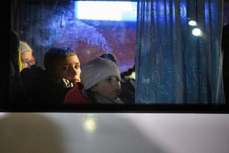 Abschied nehmen: Flüchtlingskinder kurz vor der Weiterfahrt