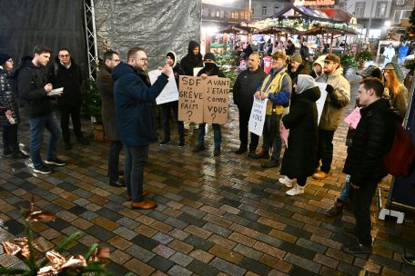 Bereits Mitte Dezember hatte es Proteste der Bedürftigen gegen die Reorganisation der Essensausgabe der „Stëmm vun der Strooss“ gegeben. Bürgermeister Christian Weis und Sozialschöffe Bruno Cavaleiro stellten sich den Demonstranten.