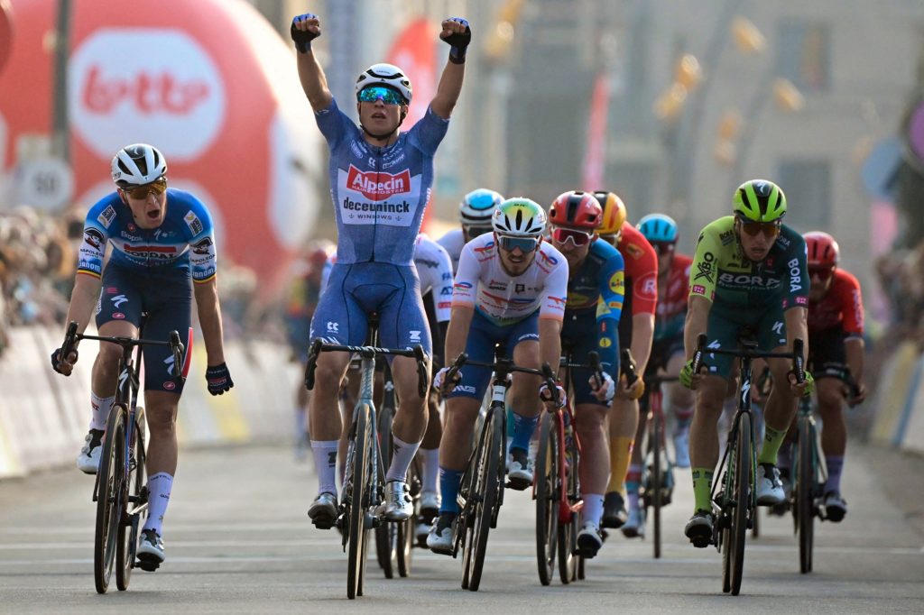 Radsport / Philipsen gewinnt Klassikerauftakt in De Panne