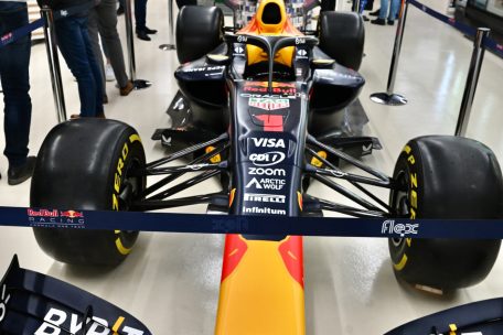 Ein Red-Bull-F1-Bolide als Blickfang bei der Eröffnung