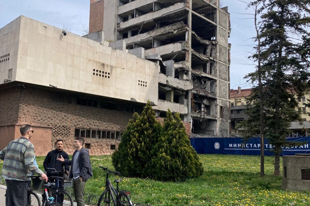 Serbien / Trump-Schwiegersohn soll zerbombten Generalstab für Nobelhotel erhalten