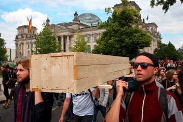 Die dünne Trennlinie / Politisches Theater ist wichtiger denn je