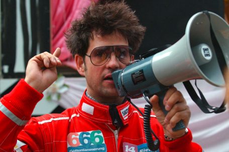 Christoph Schlingensief bei seiner „Wagnerrallye“ in Recklinghausen (2004)